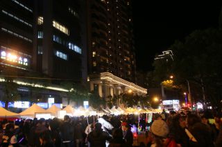 会場周辺は縁日のような賑わい