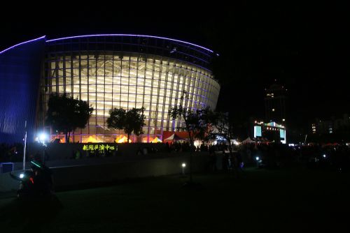 会場となった桃園展演中心（左）と桃園藝文廣場（右）