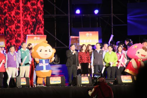 あいさつをする鄭文燦（ゼン・ウェンツァン）市長（マイクを持っている男性）