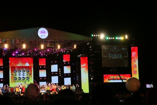 ステージ前ではジャンボボールも使って空港MRTもアピール