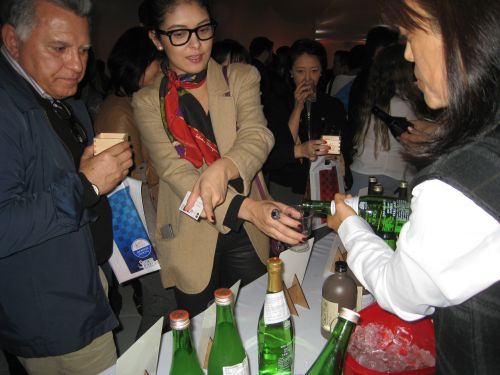 若い女性にも日本酒の愛飲者が増えている