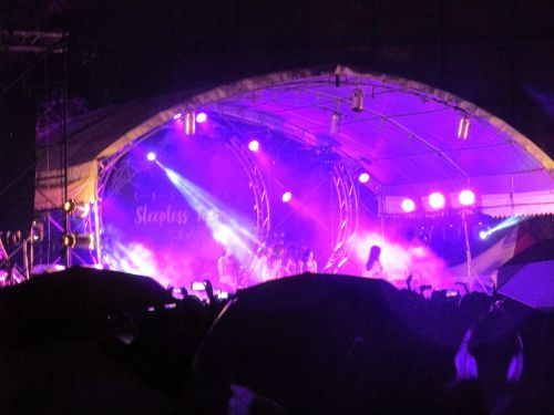 女子校の生徒たちの舞台も