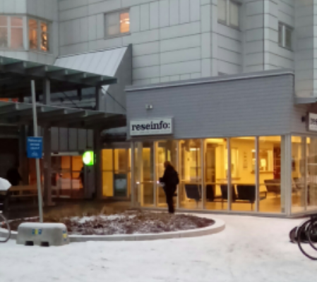 病院の一角にある交通案内所