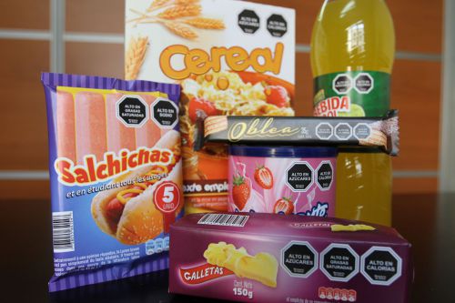 何も表示がないお菓子を探す方が難しいほど、ほとんどのお菓子にステッカーが貼ってあります