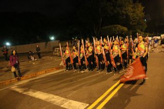 北一女の演奏を横目に、準備を整えます(左側の女性が呉麗卿校長)