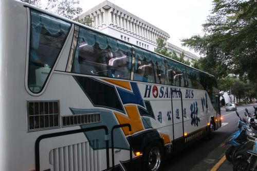 最後のバスをお見送り