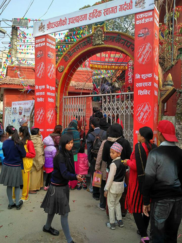 整然と並んで入場制限を守ろう！ボランティア学生によりゲートが管理されています。