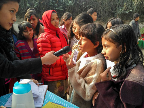 九九の暗誦にチャレンジする女の子。