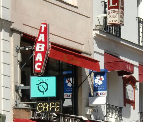 フランス国内すべてのTABACに、ニンジン型の看板が付いています。