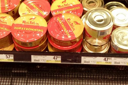 スーパーに陳列するシュールストレミング