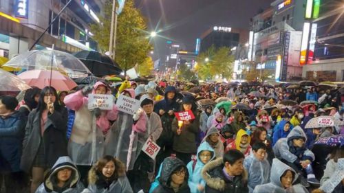 陽暦の昨年末、主人の友人が参加した大統領辞職を求めるデモ(ソウル市)