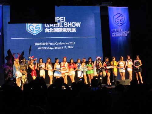 ゲームショーを彩るコンパニオンら