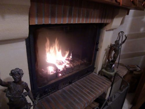 法律公布後、耐熱ガラスを取り付け改造した暖炉