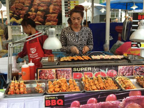 タイの焼き鳥ガイヤーンを焼くお姉さん？