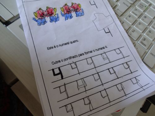 サンパウロの幼稚園で練習する数字の「4」