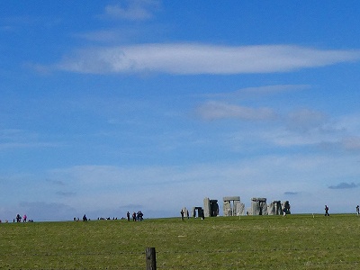 渋滞中の高速道路から遠くに見えたのは世界遺産ストーンヘンジ。得した気分でした（笑）
