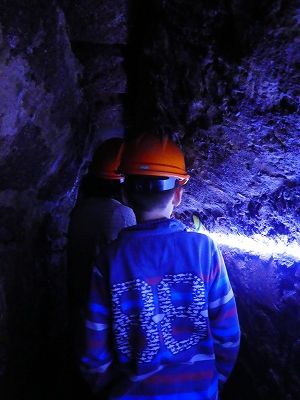 地下水道跡。薄暗いライトはありますが、幅が狭く低い壁が迫り、何度も頭を打ちました（苦笑）。ヘルメット必須です（貸してくれます）