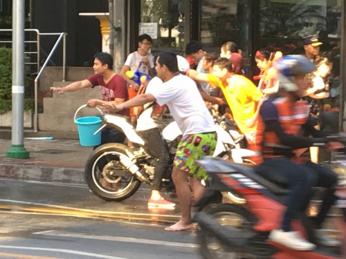 「止まって止まって」とバイクを止めては水を掛ける若者たち