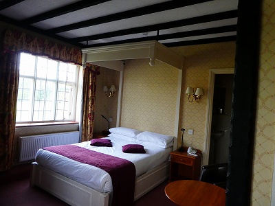 滞在したマナーハウスの部屋。天蓋っぽい（？）ベッドが中世の雰囲気を漂わせていました