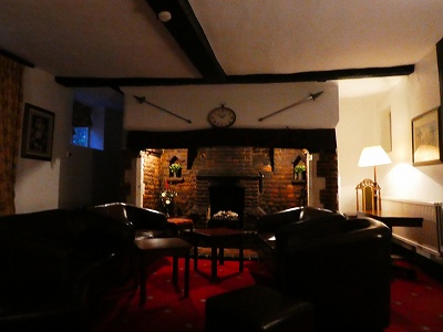 マナーハウス内には暖炉や書斎、オルガンや井戸（！）もあり、アンティークショップにいるようでした