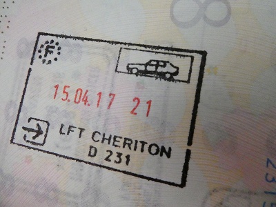 これからフランス→英国へ入国！　かわいい車のスタンプをパスポートにペタン！
