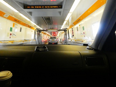 ユーロトンネルを通過する列車内。窓もありますが、ほとんどトンネル内なので何も見えません（苦笑）