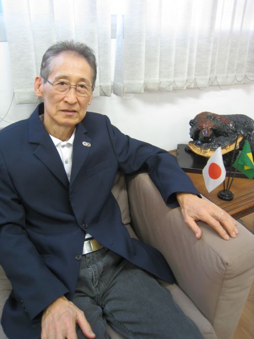 北海道人移住１００年について話す大沼会長