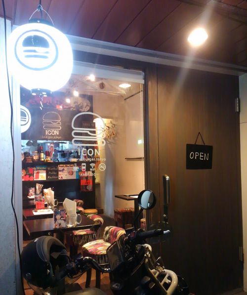 バーガーのちょうちんが目印！
