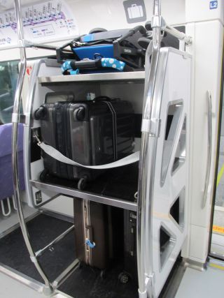 車内には、荷物を置くスペースも