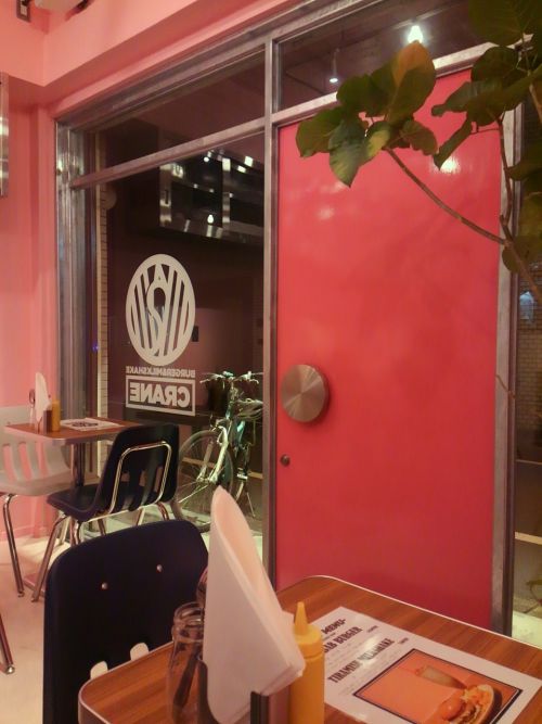 ドアも壁もピンク。かわいいです。でも店員さんは男性2人