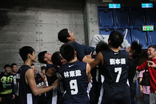 胴上げされる高丁國柱（ガオディン・グオジュ）ヘッドコーチ（以下、HC）