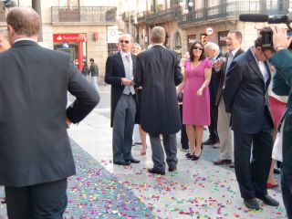 バルセロナ市庁舎前にて。新郎新婦が出てきた後の人々の様子
