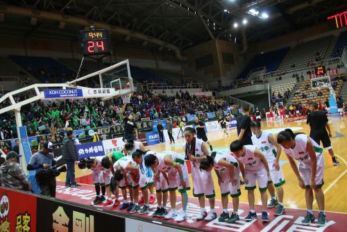 応援に駆けつけた先輩たちに一礼