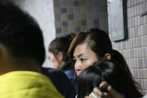 試合後、記者たちの取材に対応する駱燕萍（ルオ・イェンピン、右から2人目）ヘッドコーチ（以下、HC）