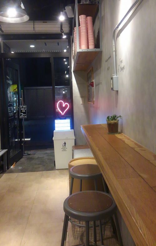 店内の様子。若い女性のお客さんがひっきりになしに来ます