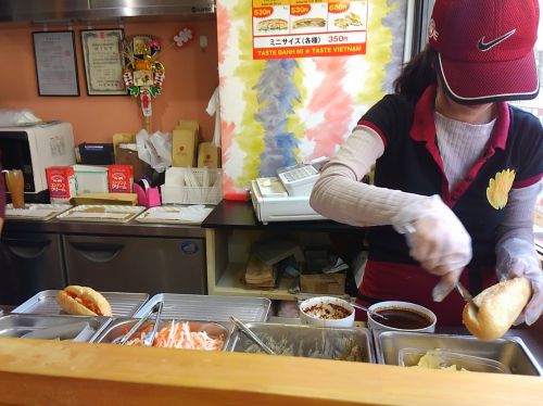 店員さんがキビキビと作ってくれます