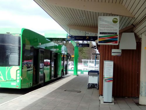 空港の市内行きバス乗り場。観光客の多くは、ここの券売機でチケットを買うようです。緑の車体は新デザイン