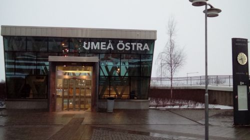 ガラス張りのUmeå  Östra 駅