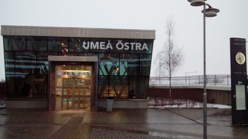 ガラス張りのUmeå Östra 駅
