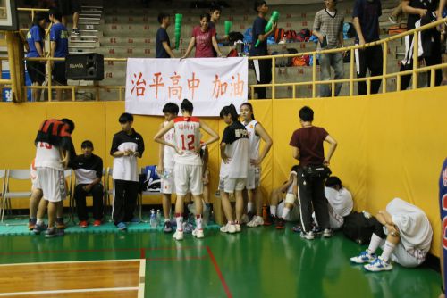 敗退で涙にくれる選手たち(2014年11月28日撮影)