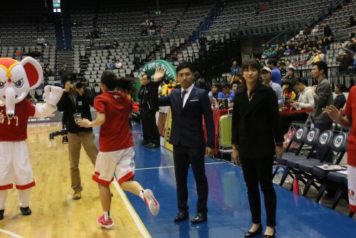 選手とハイタッチを交わす黄巧凌AC(右)と廖哲億HC(右から2人目)