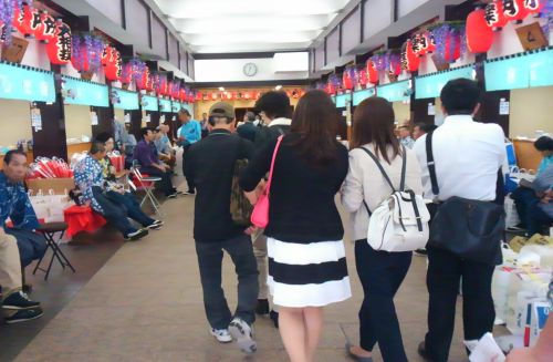 お茶屋さんが並ぶ案内所