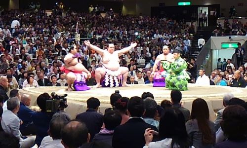 稀勢の里の土俵入り。満員御礼