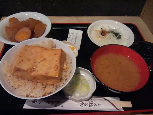 豆めし定食。煮物もサラダも大根