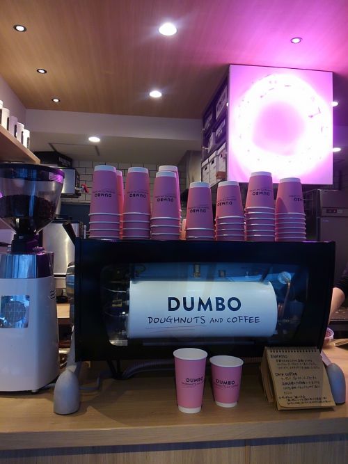 カップもネオンもピンク