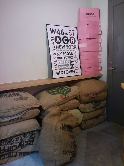 コーヒーの麻袋もいいインテリアに