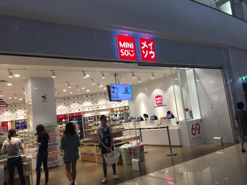 店舗の入り口 名前が確かに違ってます