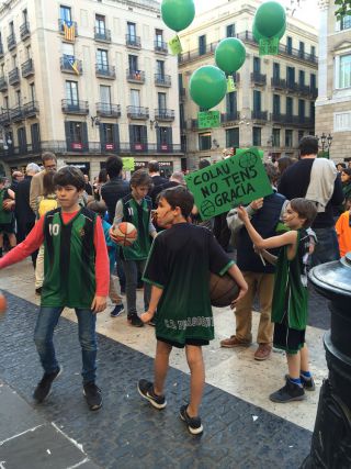 バスケットクラブの子どもたちがデモに参加