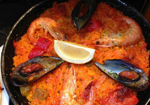 レストランで出される一般的な魚介類のパエリヤ