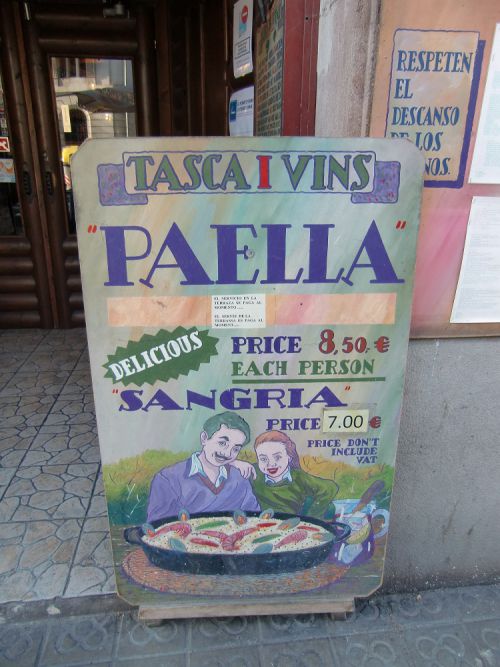 店頭にパエリヤの看板が出るところもある